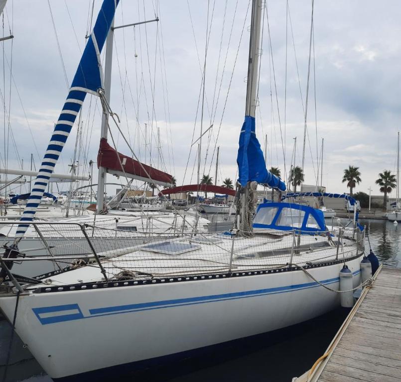 Bateau-hôtel Voilier logement spacieux à louer au port - Gruissan Plage - 11 Aude place raymond gleize, 11430 Gruissan