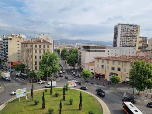 Vue Mer et et Notre Dame Centre ville avec Balcon et parking Marseille france