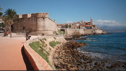 Vue mer et remparts. Entre vieille ville et plages Antibes france