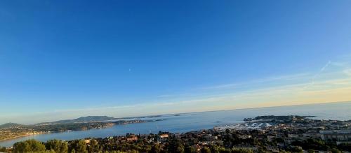 Appartement VUE MER EXCEPTIONNELLE - GRANDE TERRASSE et PISCINE AVENUE DE L'ILE ROUSSE - RESIDENCE : LES KATIKIAS Bandol