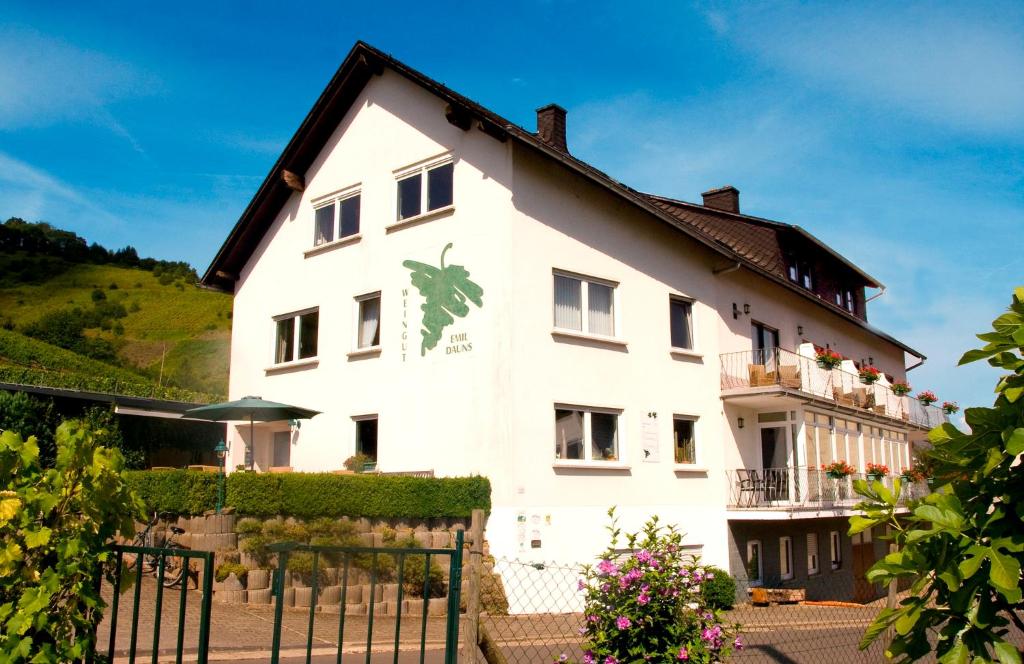 Maison d'hôtes Weingut-Brennerei-Gästehaus Emil Dauns Zum heißen Stein 20, 56861 Reil