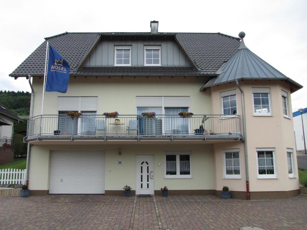 B&B / Chambre d'hôtes Weingut u. Gästehaus Menten Hauptstraße 263, 56867 Briedel