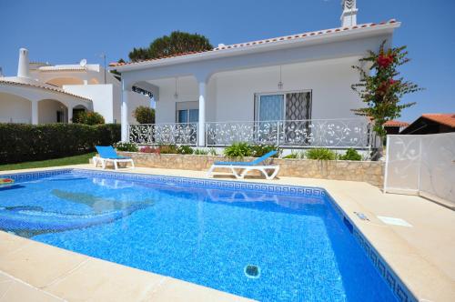 Villa Well-appointed villa is situated in the popular resort of Vilamoura Rua do Chile Quarteira