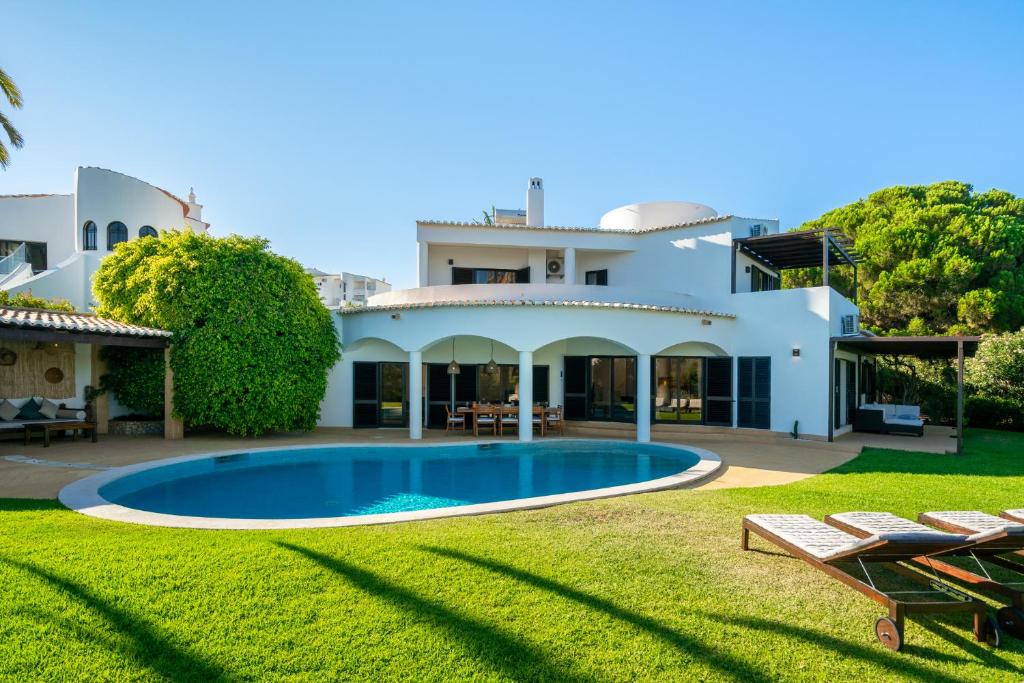 Villa WHome Luxury Private Family Villa w/ S-Pool AC & Parking 14 Rua Marcos Algarve, 8500-001 Portimão