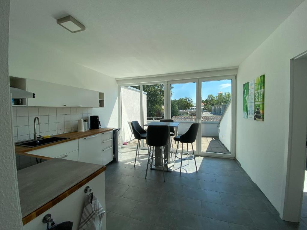 Appartement Wohnung mit 2 Einzelzimmer gemeinsamer Küchen/Bad/Balkon-Nutzung Schweriner Straße 2, Dachgeschoß, 32339 Espelkamp