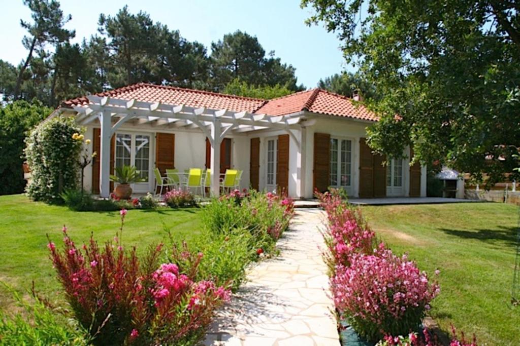 Maison de vacances Wonderfully landscaped garden and nice house 2 Rue Jean de la Fontaine, 33680 Lacanau