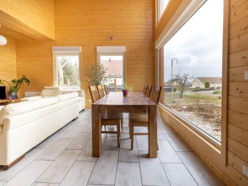 Maison de vacances Wooden holiday home in Wintersbourg with hot tub  Wintersbourg