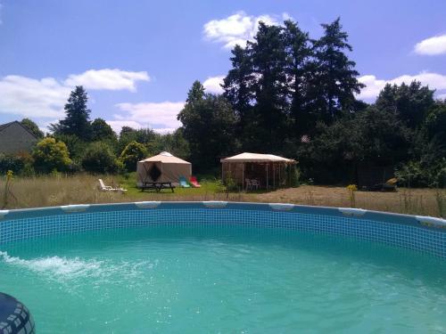 Yourte et tente dans un écolieu avec piscine hors-sol Péault france