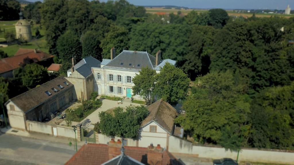 B&B / Chambre d'hôtes YXIE - Manoir des Arts 10 Rue de la Division Leclerc, 89340 Villeblevin