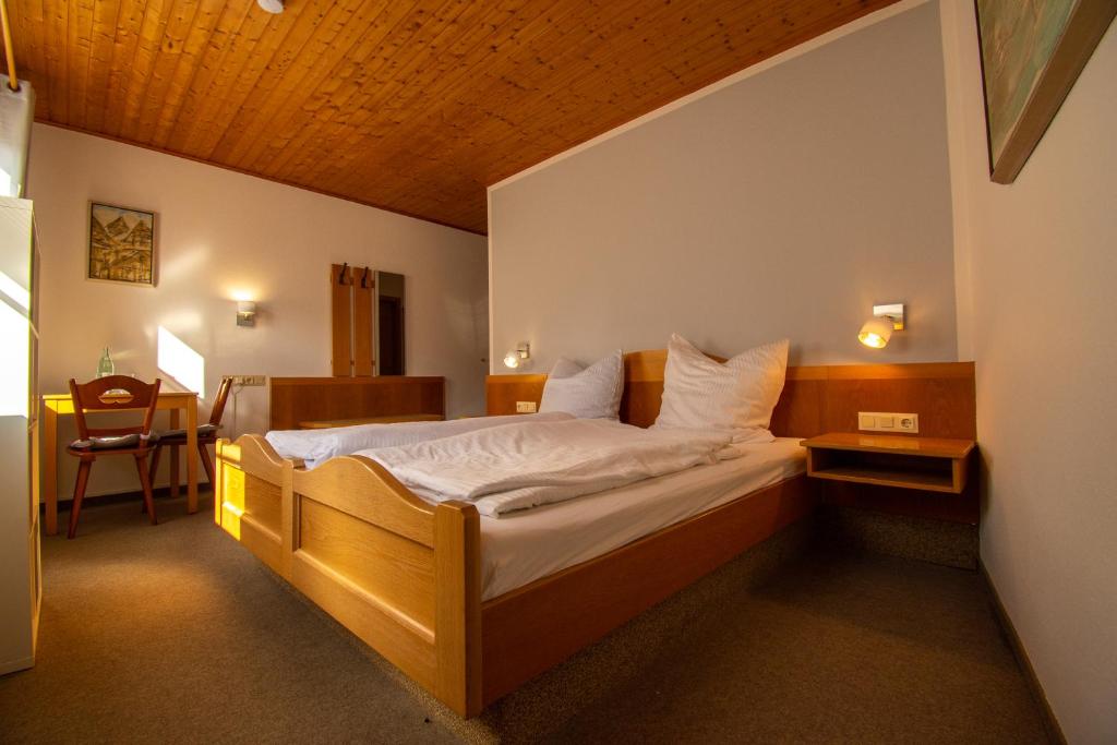 B&B / Chambre d'hôtes Zum Hirschen 1 Zehntgasse, 97320 Sulzfeld am Main